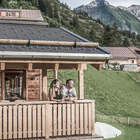Aadla Walser-chalets Mit Privater Sauna, Hotpot Und Hotelservice Chalet *
